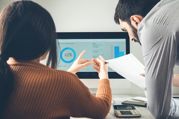 Terceirização de Software vs. Time Interno: Qual é a melhor escolha?